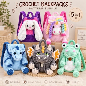 Op de afbeelding: Een haakpatronenbundel voor vijf rugzakken met dierendesigns: een wit konijn, een roze eenhoorn, een lichtblauwe draak, een grijze draak en een groene kikker. De tekst luidt CROCHET BACKPACKS PATTERN BUNDLE, 5 in 1 en Small Backpacks Big Adventures.