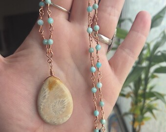 Boho-natuurketting met gefossiliseerd koraal en aquamarijn