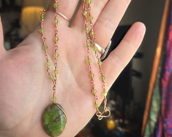 Earth Goddess Peridot Earthy Hippe muesli met draad omwikkelde ketting