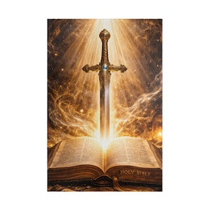 Könnte beinhalten: Eine aufgeschlagene Heilige Bibel mit goldfarbenen Seiten und Text, in der ein vertikales Schwert mit einem verzierten goldenen Griff und einem zentralen blauen Edelstein steckt. Der Hintergrund zeigt strahlendes goldenes Licht und Rauch.