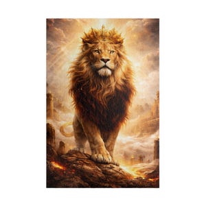 Può includere: Una stampa artistica da parete verticale raffigurante un leone maestoso con una folta criniera bruno-dorata che indossa una corona ornata e luminosa. Il leone si erge su un terreno roccioso e vulcanico con braci ardenti, su uno sfondo di nuvole dorate.