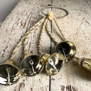 Messing deurklopper – set van 5 handgemaakte bellen gedraaid wit en goud gevlochten touw | 12" kerstdecoratie voor de feestdagen