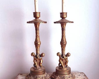 Juego de candelabros de mesa con patas de garra de querubín ornamentados de latón antiguo y alambres cortados