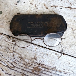 Antique Wire Rim Spectacles – Early 1900s Round Frame Eyeglasses with Cable Temples, Pince Nez Style, Vintage Optometry Collectible
