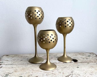 Juego de 3 portavelas de latón vintage con forma de copa y diseño de trébol, color dorado, fabricados en India.