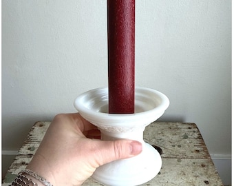 Portavelas cónico de vidrio opalino blanco vintage con base floral en relieve.