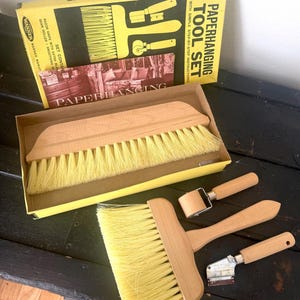 Set di strumenti per appendere carta da parati vintage con scatola originale e istruzioni / Kit di strumenti per decorazioni retrò