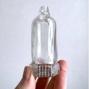 Botella de vidrio transparente Art Deco vintage con relieve geométrico triangular acanalado de 3,5 pulgadas.