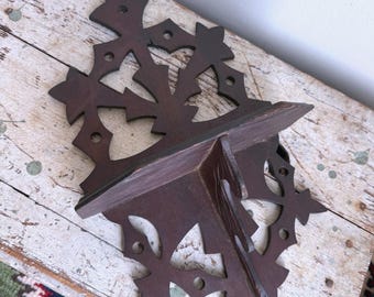 Estante de pared antiguo de madera tallada a mano con celosía, estilo gótico folclórico, color marrón oscuro ornamentado.