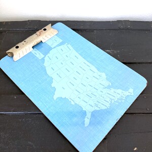 Planche à pince en bois bleu vintage, carte des Etats-Unis, cadre photo carrosse