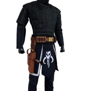 Op de afbeelding: Zwart kostuum met een hoge kraag, bruine riem met munitie en een holster. De outfit bevat een zwart-witte rok met een schedel-embleem. Perfect voor cosplay of thema-evenementen.