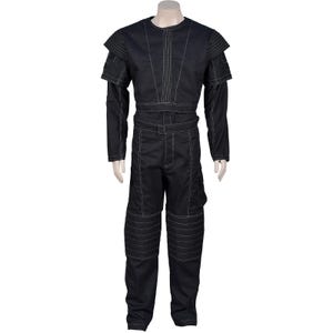 Puede incluir: Mono negro con costuras blancas. La parte superior de manga larga presenta detalles en los hombros y cuello redondo. Los pantalones tienen rodilleras reforzadas y un bolsillo cargo. El conjunto se exhibe en un maniqu&iacute;.