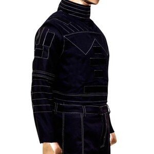 K&ouml;nnte beinhalten: Dunkelmarineblauer Overall mit wei&szlig;en Steppdetails. Der Overall hat einen hohen Kragen, lange &Auml;rmel und einen G&uuml;rtel. Das Design umfasst geometrische Formen und Stepplinien &uuml;ber Brust, Schultern und &Auml;rmeln.