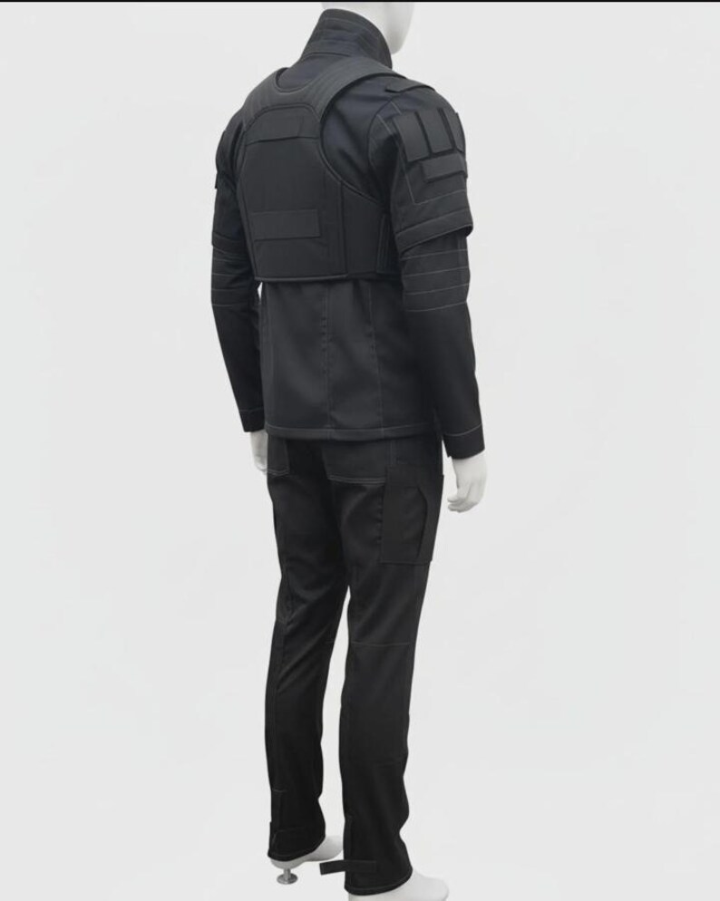 Puede incluir: Un conjunto t&aacute;ctico negro, que incluye una chaqueta con hombreras y un chaleco, y pantalones cargo a juego. El conjunto se exhibe en un maniqu&iacute;. La chaqueta tiene m&uacute;ltiples bolsillos y un cuello alto. Los pantalones tienen bolsillos laterales.