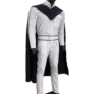 K&ouml;nnte beinhalten: Ein wei&szlig;er Overall mit schwarzen Zierleisten und einem passenden schwarzen Umhang wird auf einer Schaufensterpuppe pr&auml;sentiert. Das Outfit hat einen hohen Kragen, einen Rei&szlig;verschluss vorne und einen G&uuml;rtel. Die Hose hat Taschen und schwarze Schuhe vervollst&auml;ndigen den Look.