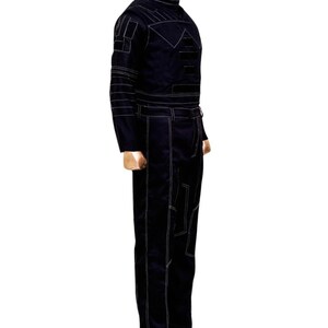 K&ouml;nnte beinhalten: Schwarzer Overall mit wei&szlig;en Steppdetails. Der Overall hat einen hohen Kragen, lange &Auml;rmel und eine taillierte Passform. Das Design umfasst geometrische Muster und verst&auml;rkte N&auml;hte. Die Hose hat einen geraden Beinverlauf.