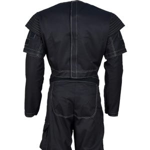 Puede incluir: Mono negro con costuras blancas. La prenda presenta mangas largas, un dise&ntilde;o de hombros estructurado y bolsillos cargo en los pantalones cortos. La vista trasera muestra el ajuste entallado y las costuras blancas contrastantes.