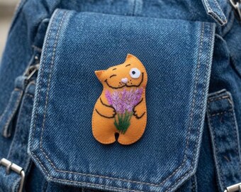 Orange Katze Lavendel Brosche, handgemachte Filz Kitty Pin, wunderliche Blumen Schmuck Geschenk für sie