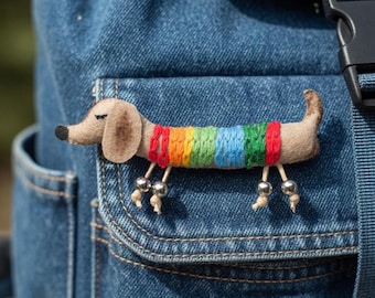 Handgefertigte Filz Brosche bestickt Regenbogen Dackel - Personalisierte Anfang Tasche, Geschenk für Hunde-Liebhaber