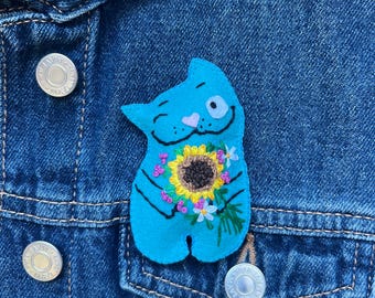 Blaue Filz-Katzenbrosche mit Sonnenblume, handgesticktes, wunderliches Tieraccessoire für Katzenliebhaber