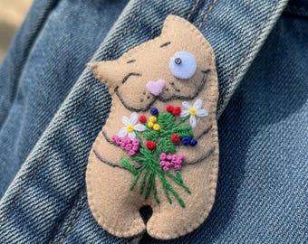 Handbestickte Filz-Katzenbrosche mit Wildblumen, wunderliches Tier-Schmuckgeschenk für Katzenliebhaber
