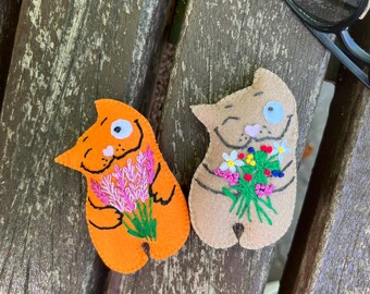 Gestickte Blumen Katzen Broschen Set von 2, handgemachte Filz Kitty Pins Geschenk für Freunde