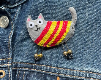 Gestickte gestreifte Katzen Brosche, handgemachte Filz Kitty Anstecknadel, wunderliche Tier Schmuck, Katzen-Liebhaber-Geschenk