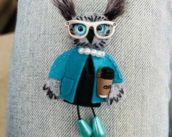 Handgefertigte Filz Eule Brosche mit Kaffeetasse, wunderliche Vogel Pin, Brille Detail