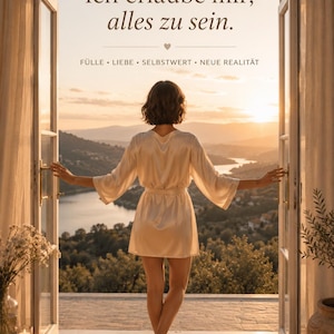 Könnte beinhalten: Ein kurzer, hellfarbener Satin-Bademantel mit weiten Ärmeln und Bindegürtel. Das Bild enthält den deutschen Text: Ich erlaube mir, alles zu sein. FÜLLE • LIEBE • SELBSTWERT • NEUE REALITÄT. Der Markenname BecomingMe ist am unteren Rand aufgedruckt.
