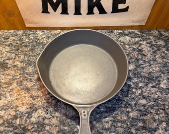 Gate marked no8 skillet