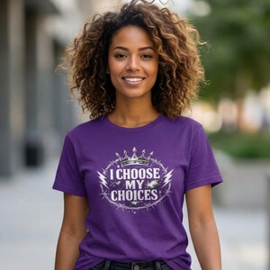 「I Choose My Choices」シャツ / 「Empowered」グラフィックTシャツ / 「Crown Lightning Barbed Wire」シャツ / 「Bold Statement」Tシャツ
