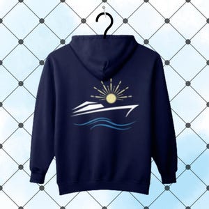 Puede incluir: Una sudadera con capucha azul marino que presenta un gráfico en la parte posterior. El diseño muestra la silueta blanca estilizada de un yate sobre dos líneas azules onduladas que representan agua, con un sol amarillo y rayos de luz.