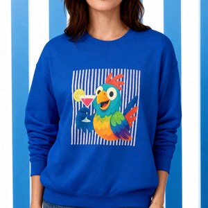 Sudadera de cuello redondo con diseño de loro de dibujos animados colorido / Sudadera con estampado de pájaro tropical para fiestas / Sudadera divertida con estampado de cóctel isleño / Imagen de pájaro de dibujos animados con martini
