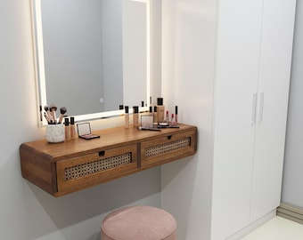 Tocador flotante de roble con cajones de ratán