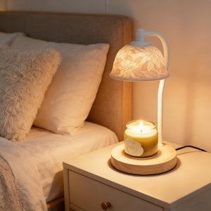 Könnte beinhalten: Rustikales Holzschild mit dem weißen Schriftzug "Welcome to our home". Das Schild hat ein verwittertes Finish und ein schlichtes Design, ideal für den Eingangsbereich.