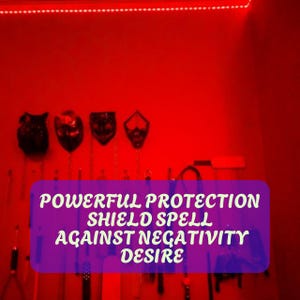 Peut inclure: Pièce éclairée en rouge avec quatre masques noirs accrochés au mur. Une bannière violette affiche le texte "POWERFUL PROTECTION SHIELD SPELL AGAINST NEGATIVITY DESIRE". Divers objets sont suspendus en dessous.
