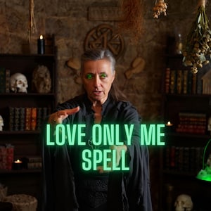 Könnte beinhalten: Eine Person mit grünen Augen und grauem Haar, bekleidet in Schwarz, steht im Mittelpunkt des Bildes. Der Text "LOVE ONLY ME SPELL" ist in leuchtendem Grün dargestellt. Der Hintergrund zeigt Bücherregale, Schädel und getrocknete Kräuter, was ein mystisches Thema suggeriert.