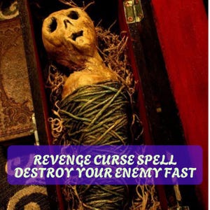Puede incluir: Una figura momificada envuelta en hilo verde, dentro de una caja de madera forrada en rojo. La figura tiene una cara con forma de calavera y está rodeada de hierba seca. Texto en una pancarta morada: REVENGE CURSE SPELL DESTROY YOUR ENEMY FAST.