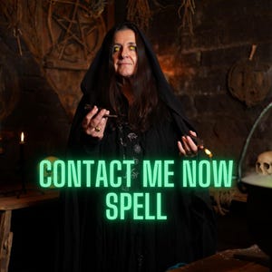 Könnte beinhalten: Eine Person in einem schwarzen Kapuzenmantel, die einen kleinen Gegenstand hält, mit dem Text "KONTAKTIEREN SIE MICH JETZT ZAUBER" in grünem Neon. Der Hintergrund zeigt einen schwach beleuchteten Raum mit einem Kessel und einem Schädel.