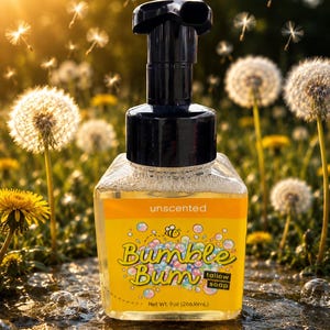 Könnte beinhalten: Ein durchsichtiger Schaumseifenspender aus Kunststoff mit schwarzem Pumpmechanismus. Das gelbe Etikett trägt den Text Bumble Bum, tallow soap und unscented, mit einem Nettogewicht von 9 oz (266,16 mL) am unteren Rand.