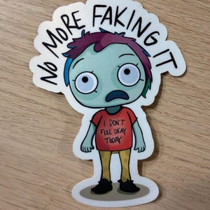 Könnte beinhalten: Ein Aufkleber mit einer Cartoonfigur mit blauer Haut, großen Augen und einem betrübten Gesichtsausdruck. Die Figur trägt ein rotes T-Shirt mit dem Text "I don't feel okay today" und eine gelbe Hose. Der Aufkleber hat den Text "NO MORE FAKING IT" um den Kopf der Figur.
