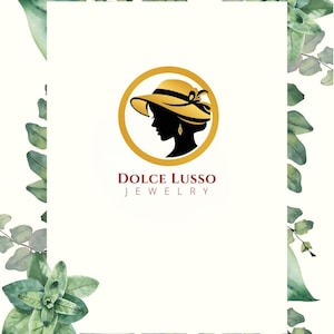 K&ouml;nnte beinhalten: Ein Logo mit einer schwarzen Silhouette einer Person im Profil, die einen goldenen Hut in einem goldenen Kreis tr&auml;gt. Unter dem Kreis steht der Text DOLCE LUSSO JEWELRY in Dunkelrot und Schwarz. Das Logo ist von gr&uuml;nen Aquarellbl&auml;ttern umrahmt.