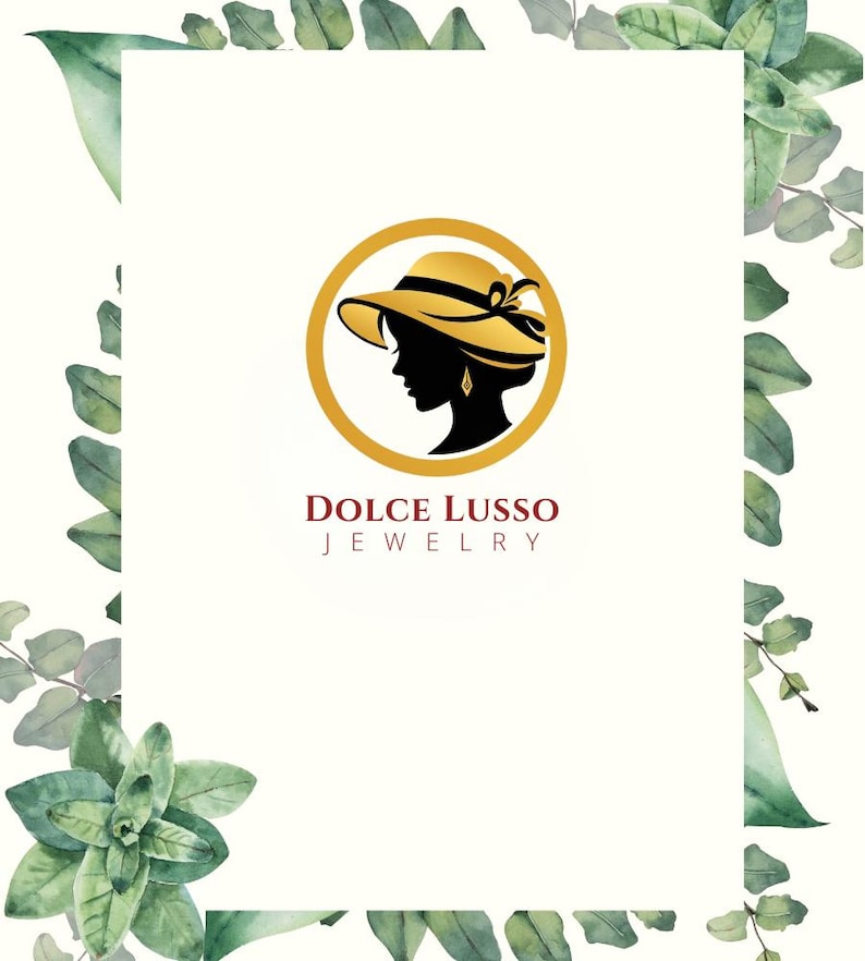 K&ouml;nnte beinhalten: Ein Logo mit einer schwarzen Silhouette einer Person im Profil, die einen goldenen Hut in einem goldenen Kreis tr&auml;gt. Unter dem Kreis steht der Text DOLCE LUSSO JEWELRY in Dunkelrot und Schwarz. Das Logo ist von gr&uuml;nen Aquarellbl&auml;ttern umrahmt.