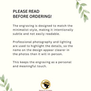 K&ouml;nnte beinhalten: Eine wei&szlig;e Informationskarte mit gr&uuml;nen Blattillustrationen in den Ecken. Der Text lautet: PLEASE READ BEFORE ORDERING! The engraving is designed to match the minimalist style, making it intentionally subtle and not easily readable.