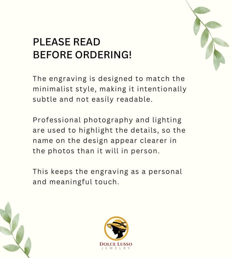 K&ouml;nnte beinhalten: Eine wei&szlig;e Informationskarte mit gr&uuml;nen Blattillustrationen in den Ecken. Der Text lautet: PLEASE READ BEFORE ORDERING! The engraving is designed to match the minimalist style, making it intentionally subtle and not easily readable.