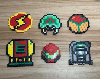 Könnte beinhalten: Sechs farbenfrohe Pixel-Art-Designs, darunter ein gelber und roter Blitz, ein grüner Helm und ein rot-oranges Design. Weitere Designs sind eine rot-gelbe Box, ein rot-grünes Design und ein graues Design.