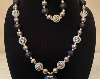 Exclusivo! Conjunto de colar, brincos e pulseira com o logotipo do Las Vegas Raiders! Prata e preto! Peças lindas! Frete grátis!