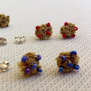 Tiny silver ear-studs with gold yarn, minimal tiny sterling silver 925 earrings, gold blue red, posts ear-jewelry, madebymirjam handmade the Netherlands