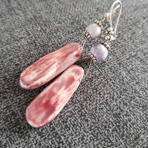 Ceramic earrings in purple and pink with a smal Zeeuwse Knot in Silver 925 earring,  Pink and artistic are a Chique jewelry for Mothersday