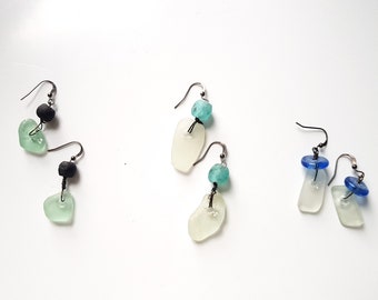 Zeeglas oorbellen zwart staal met blank glas en Zwart Mint-Blauw witte Afrikaanse glas, strand Ruwe sieraden gift 2024 Nederlandse Noordzee